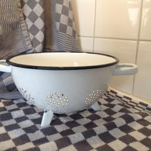 Emaille Vergiet op pootjes w/b