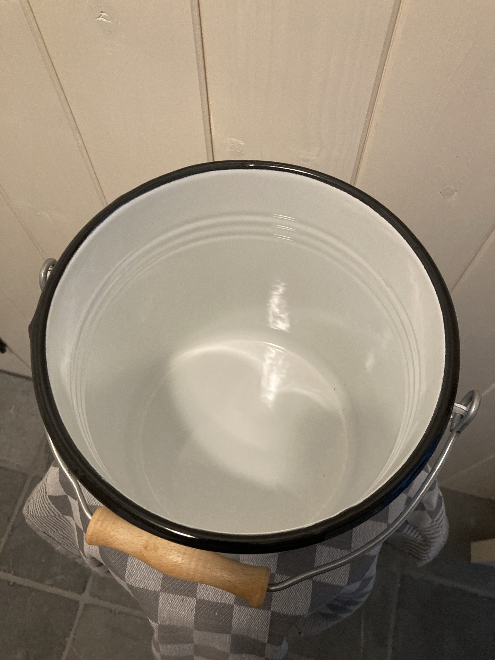 Emaille Emmer met Deksel - 5 liter wit / zwart - Afbeelding 3