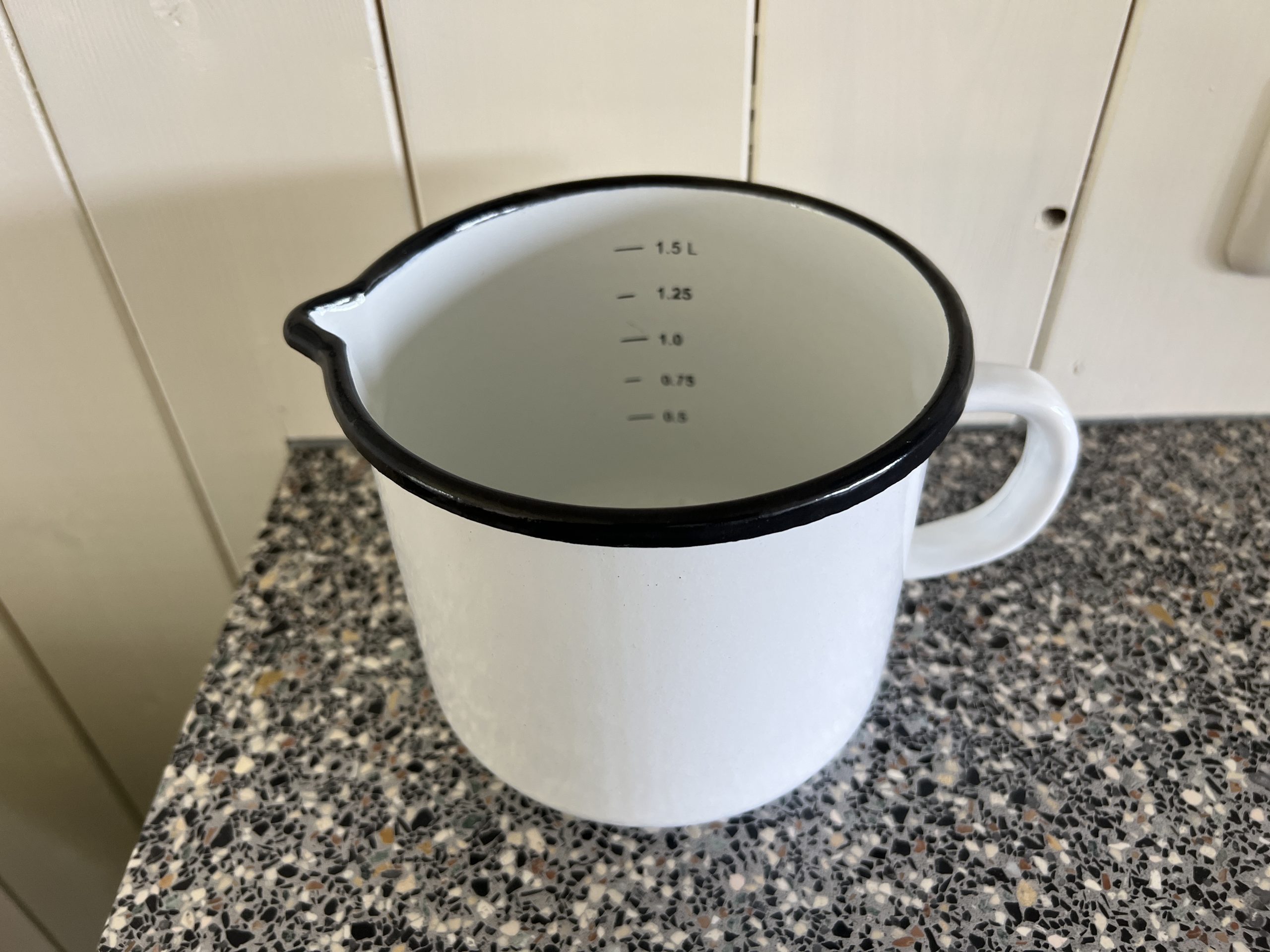 Emaille Maatbeker - 1,5 liter - wit / zwart