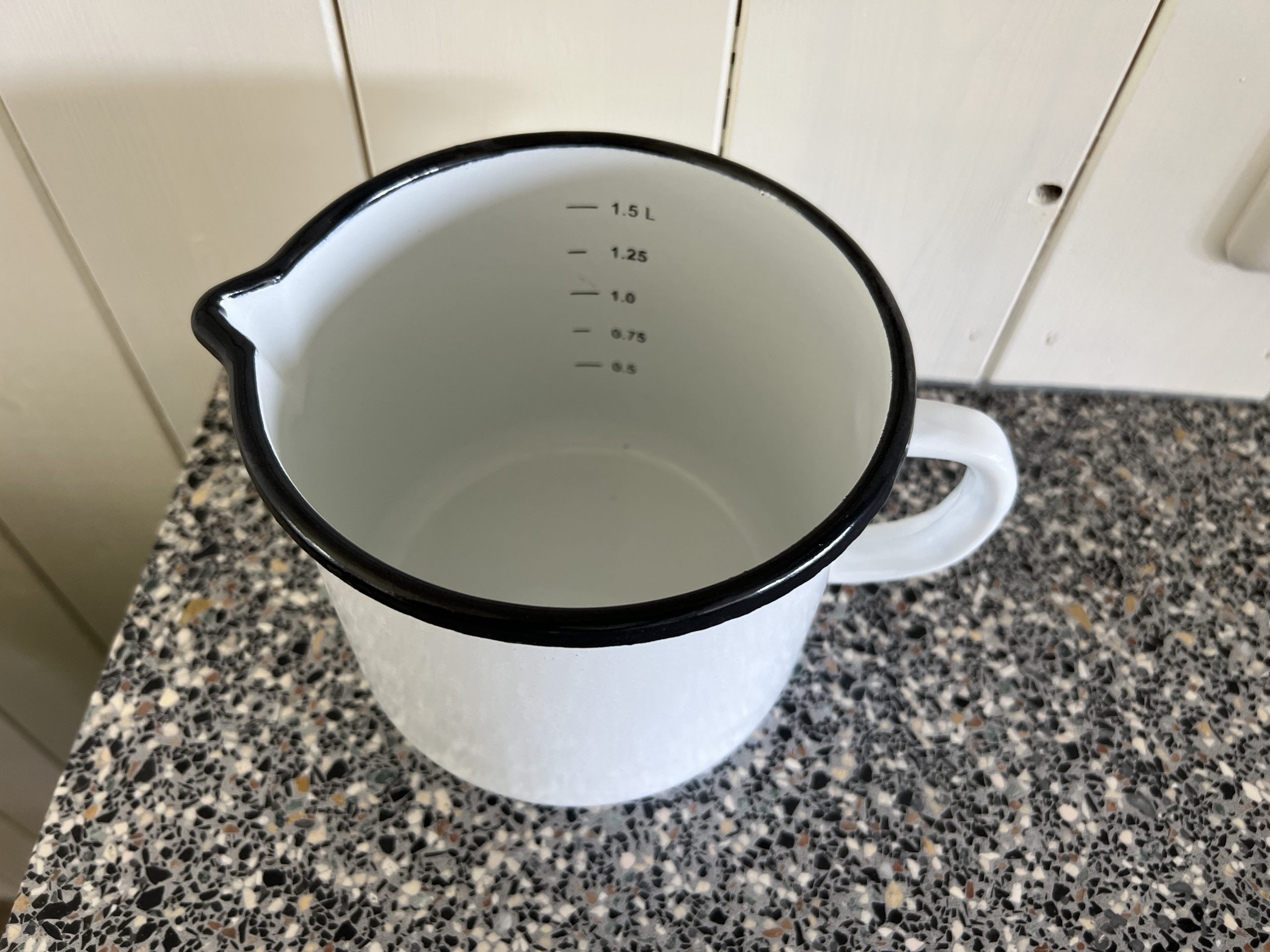 Emaille Maatbeker - 1,5 liter - wit / zwart - Afbeelding 2