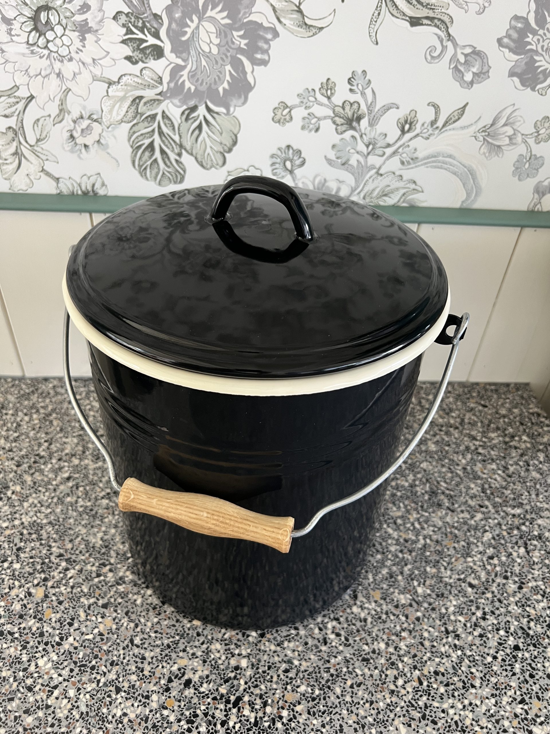 Emaille emmer met deksel zwart/creme