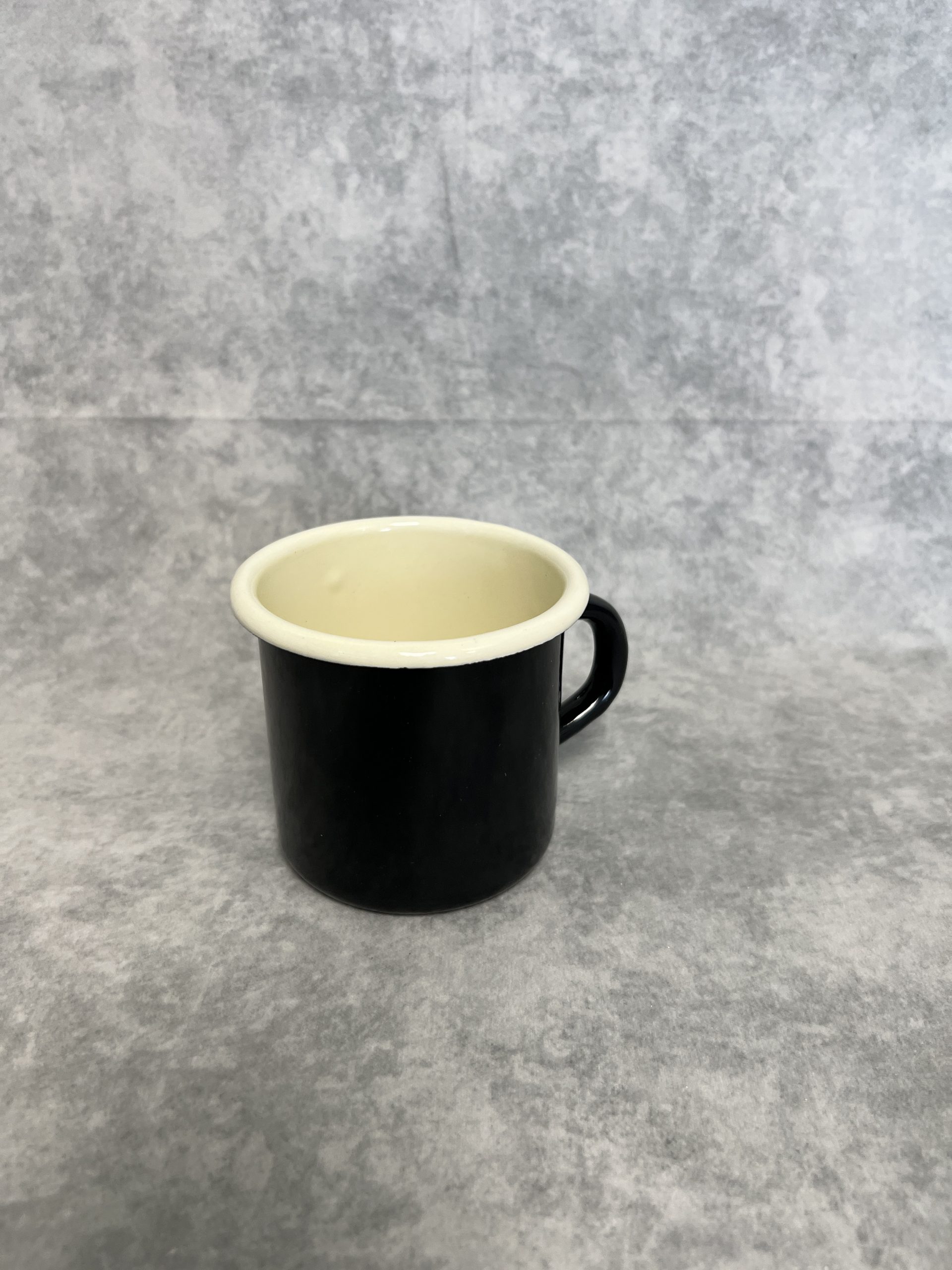 Emaille Mok zwart creme